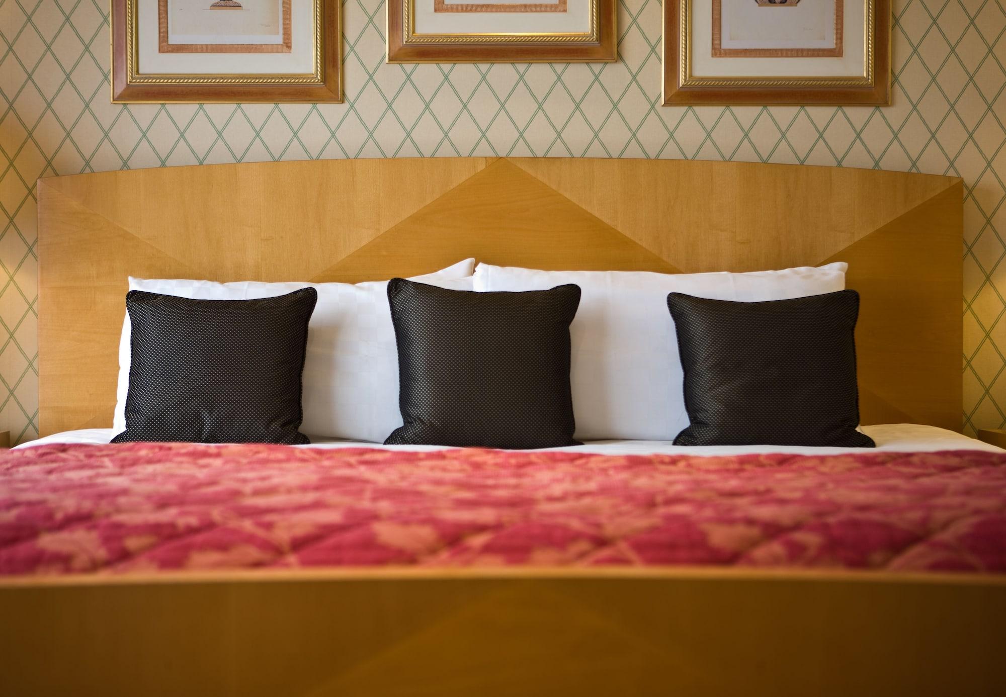The Celtic Manor Resort Newport  Exterior photo A bed with cushions
