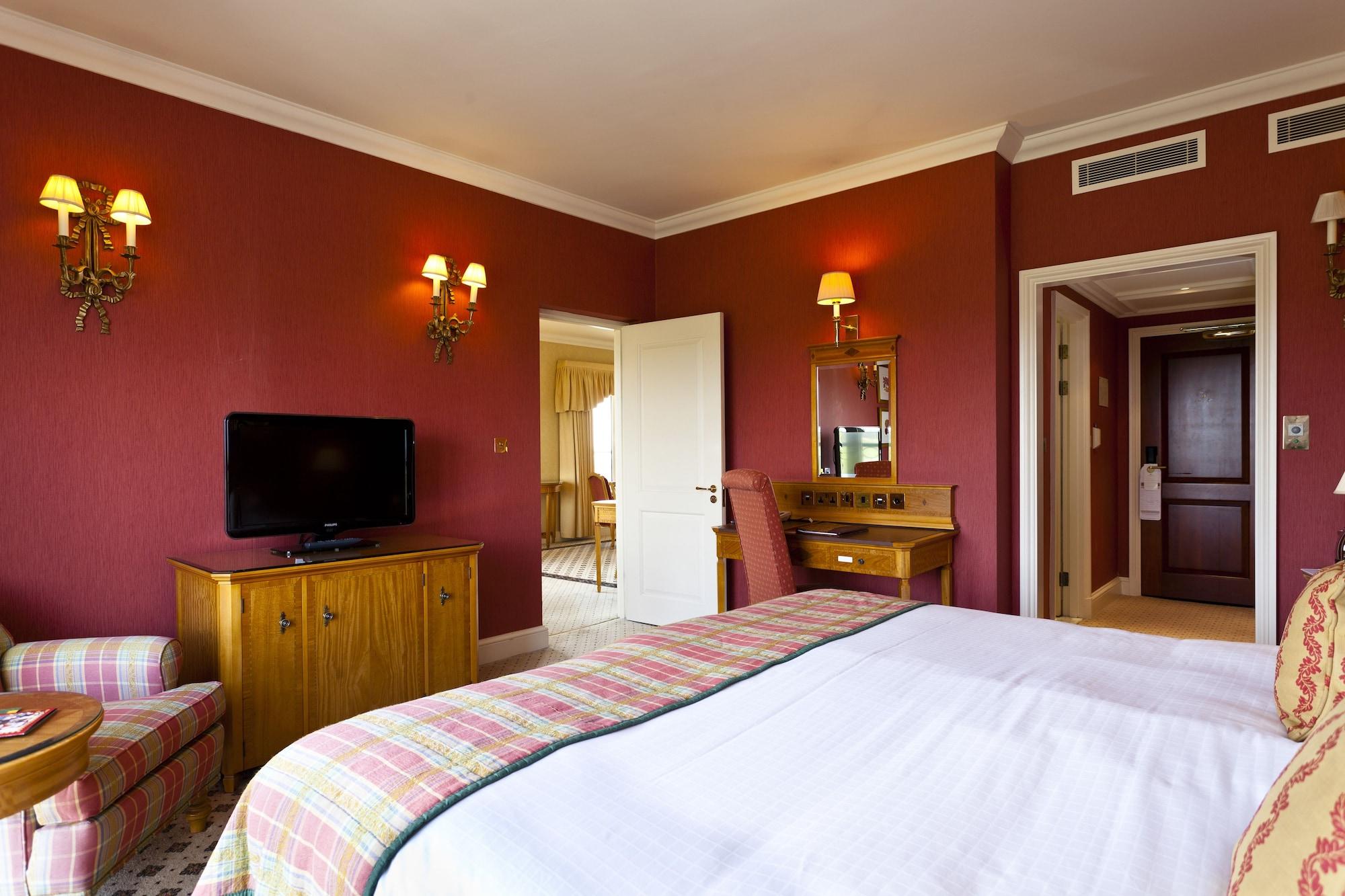 The Celtic Manor Resort Newport  Exterior photo A bedroom at the hotel